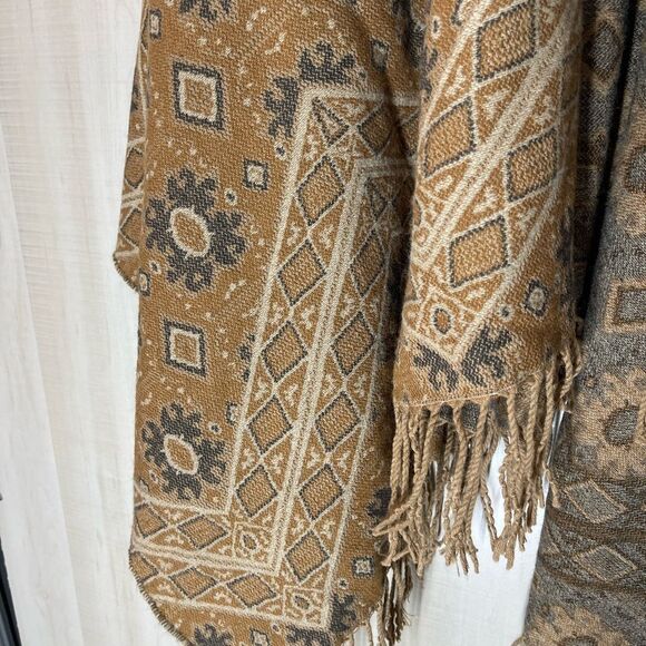 Tan mustard and gray wrap shawl fringed one size - Picture 4 of 8